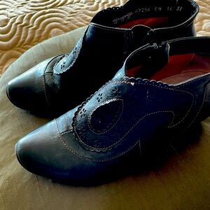 Think Booties size 38